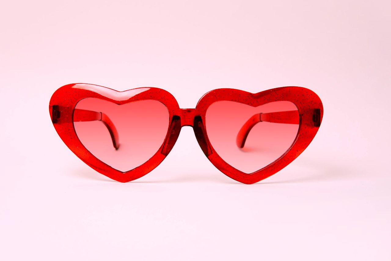 Vision amoureuse : Découvrez le monde à travers des lunettes cœur